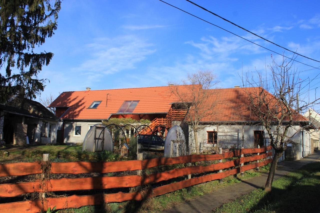 A Kert Apartman Rezi Bagian luar foto