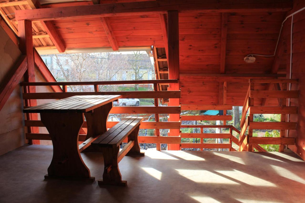 A Kert Apartman Rezi Bagian luar foto